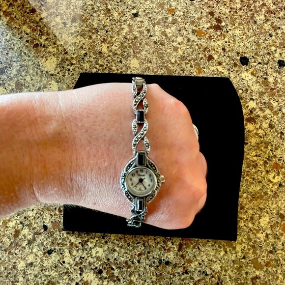 Elegant marcasite watch with vintage charm - Picture 2 of 4